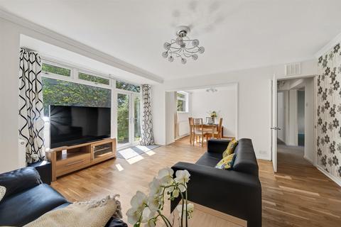 3 bedroom flat for sale, Field Close, Bromley