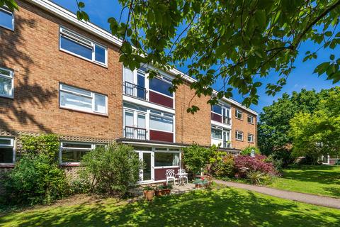 3 bedroom flat for sale, Field Close, Bromley