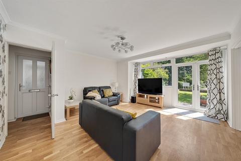 3 bedroom flat for sale, Field Close, Bromley