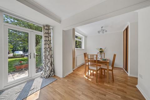 3 bedroom flat for sale, Field Close, Bromley