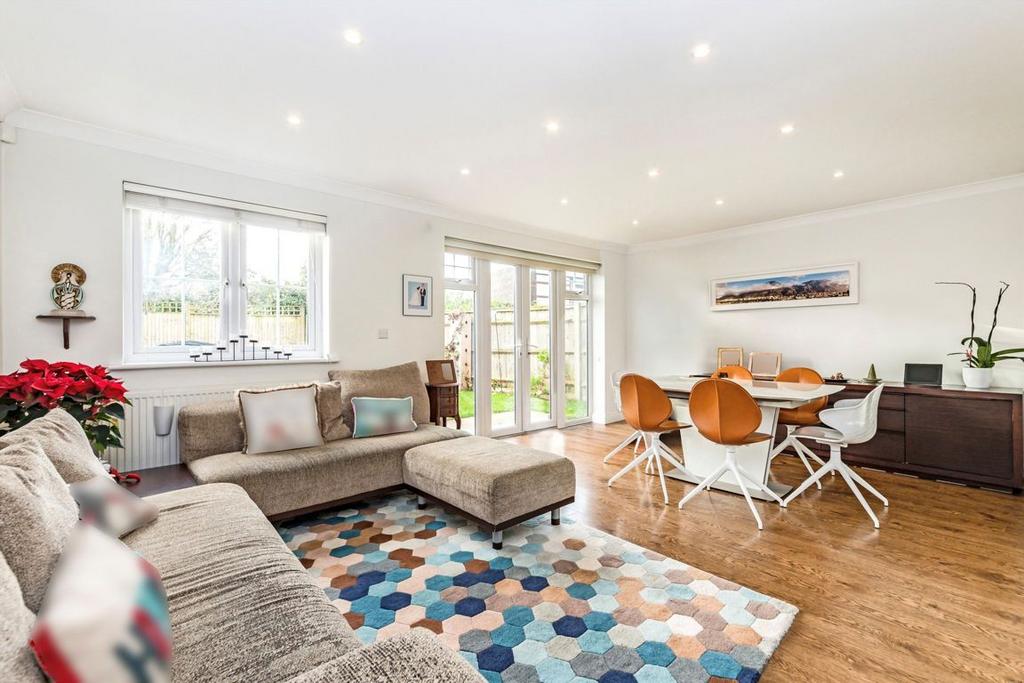 House in London, Royal Borough of Kingston upon Thames - View 2