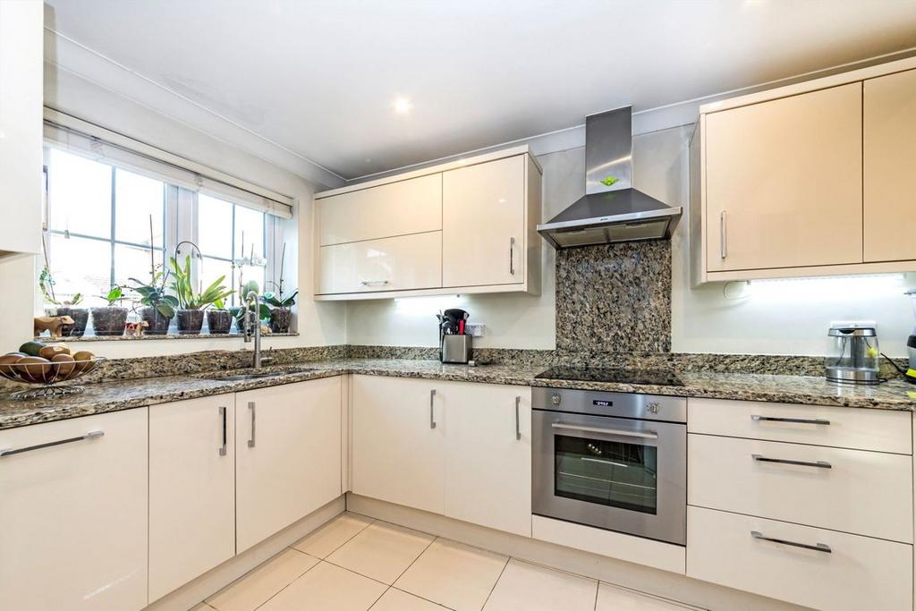 House in London, Royal Borough of Kingston upon Thames - View 3