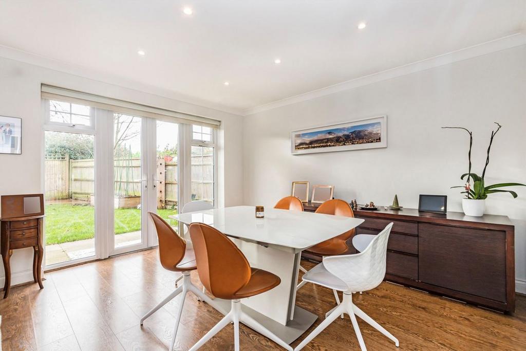 House in London, Royal Borough of Kingston upon Thames - View 4