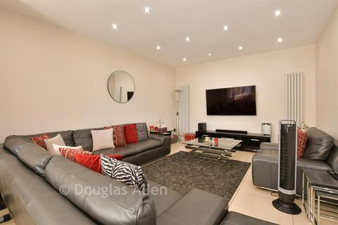 Rochester Gardens, Ilford IG1