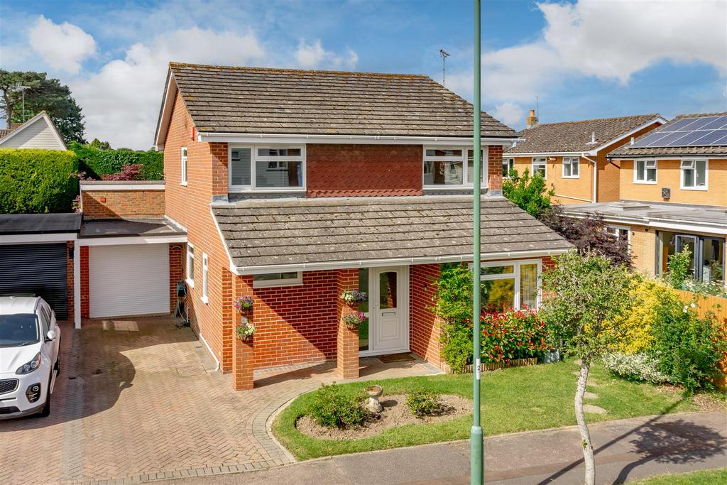 5 bedroom detached house for sale in Horsham on OnTheMarket