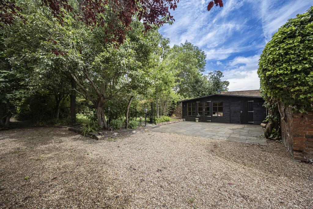 Detached house exterior, driveway