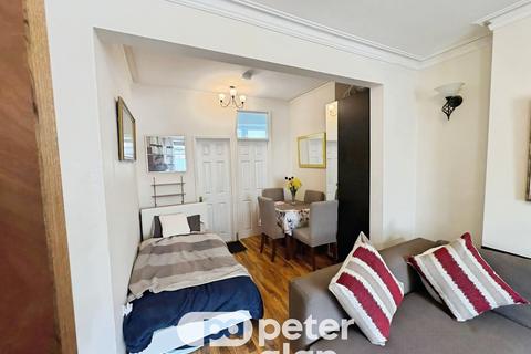 Studio to rent, Theobald Road, CARDIFF, CF5