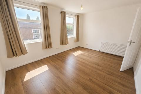2 bedroom maisonette to rent, Milldene, Daws Lane, Mill Hill, NW7