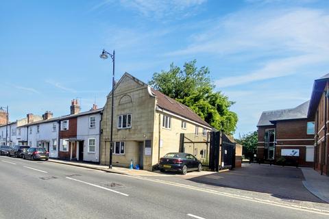 3 bedroom property for sale, Sterling House, 41 London Street, Surrey, KT16 8AP
