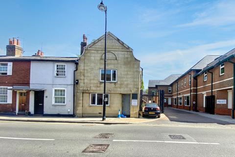 3 bedroom property for sale, Sterling House, 41 London Street, Surrey, KT16 8AP