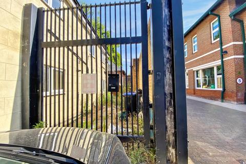 3 bedroom property for sale, Sterling House, 41 London Street, Surrey, KT16 8AP