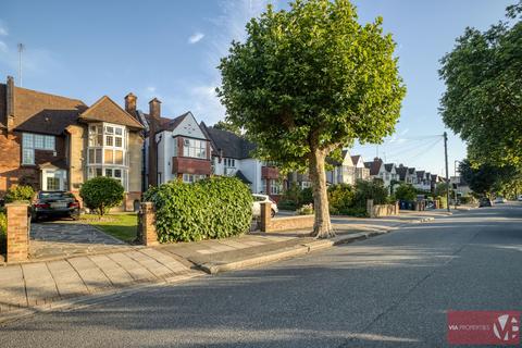 4 bedroom semi-detached house for sale, The Crescent, London N11