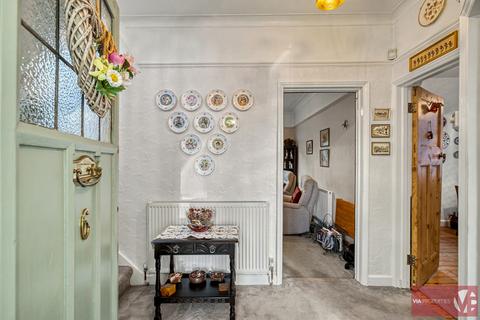 4 bedroom semi-detached house for sale, The Crescent, London N11