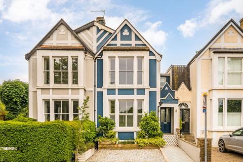 Hurst Road, East Molesey KT8