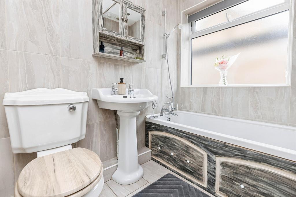House in Leeds, Barwick in Elmet and Scholes - More