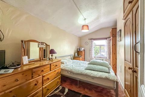 2 bedroom maisonette for sale, High Street North, London E12