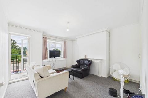 3 bedroom flat to rent, Restons Crescent, Thanington Court Restons Crescent, SE9