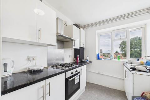 3 bedroom flat to rent, Restons Crescent, Thanington Court Restons Crescent, SE9