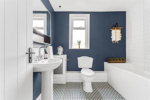 4 bedroom end of terrace house for sale, Barrett Road, Walthamstow, London, E17