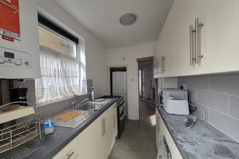 3 bedroom semi-detached house to rent, Clayhall IG5