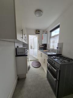 3 bedroom semi-detached house to rent, Clayhall IG5