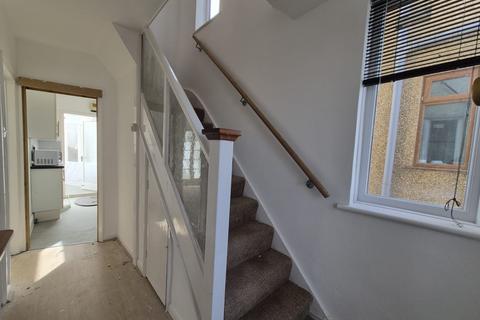 3 bedroom semi-detached house to rent, Clayhall IG5