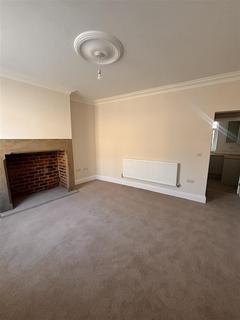 2 bedroom end of terrace house to rent, Rayner Road, Brighouse