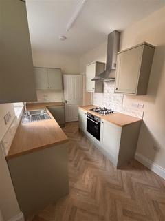 2 bedroom end of terrace house to rent, Rayner Road, Brighouse