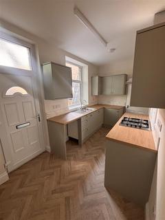 2 bedroom end of terrace house to rent, Rayner Road, Brighouse