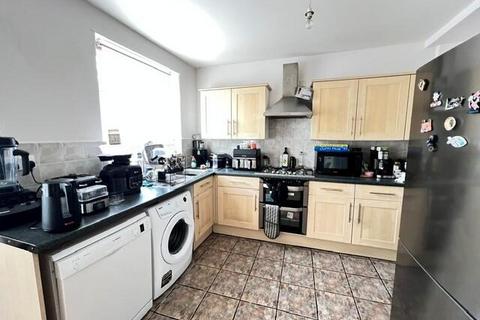 3 bedroom semi-detached house to rent, Ridgeview Road, Whetstone