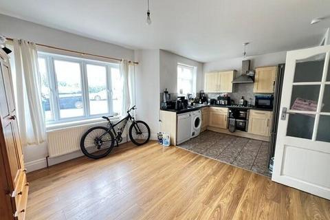 3 bedroom semi-detached house to rent, Ridgeview Road, Whetstone