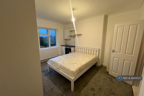 Studio to rent, Lichfield Grove, London, N3