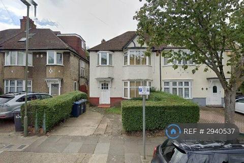 Studio to rent, Lichfield Grove, London, N3