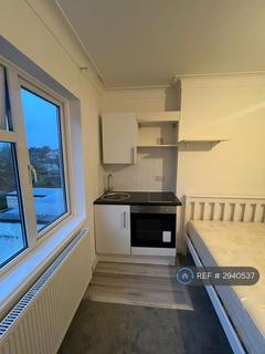 Studio to rent, Lichfield Grove, London, N3