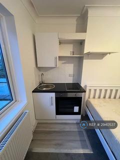 Studio to rent, Lichfield Grove, London, N3