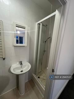 Studio to rent, Lichfield Grove, London, N3
