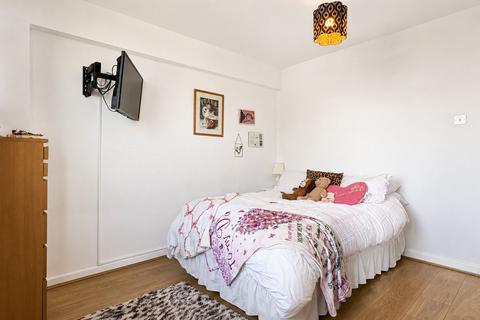 3 bedroom flat to rent, Crondall Court, St. John's Estate, London, England, N1