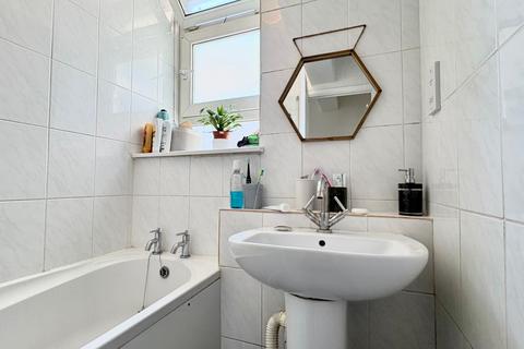 3 bedroom flat to rent, Crondall Court, St. John's Estate, London, England, N1