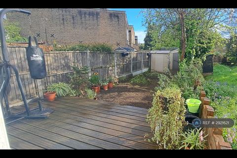 1 bedroom in a house share to rent, Bulwer Road, London, E11