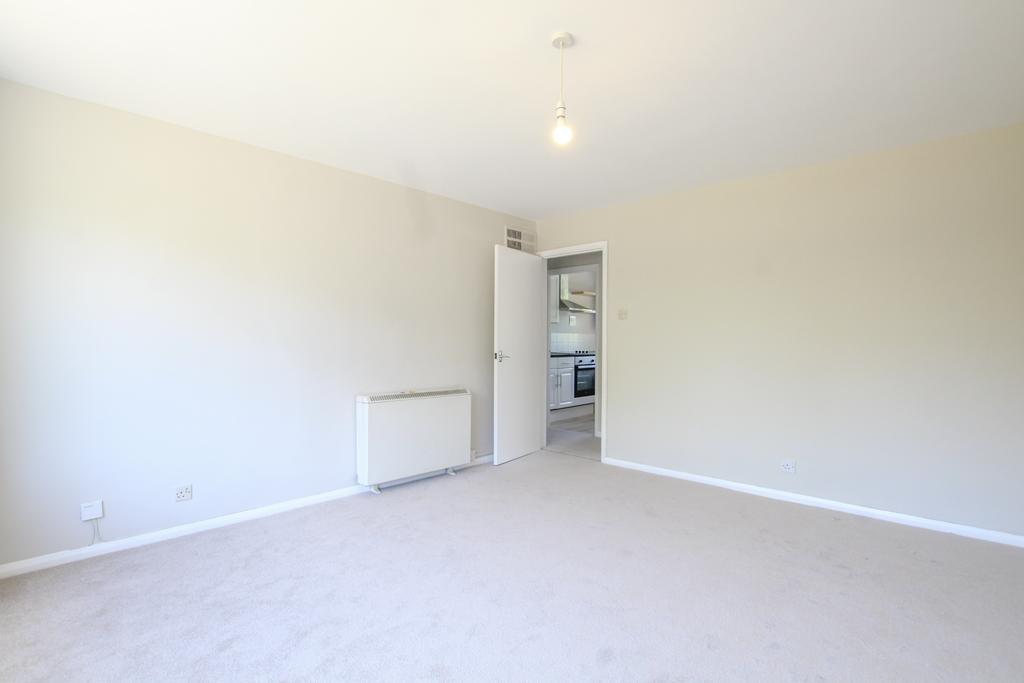Apartment in Cambridge, Cambridgeshire - View 4