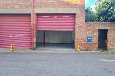 Garage to rent, Bush Walk Worcester WR2 5DT