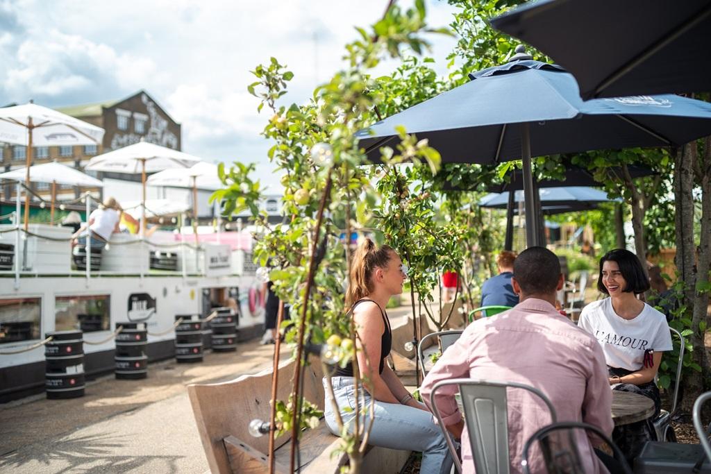 Enjoy canal side dinner and drinks