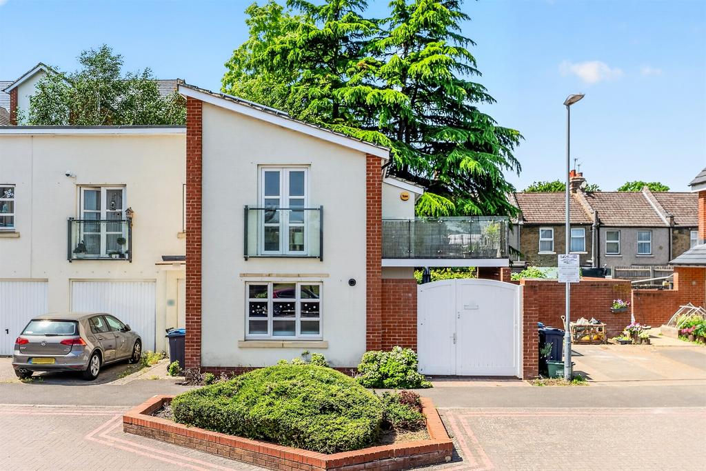 Detached house exterior, driveway