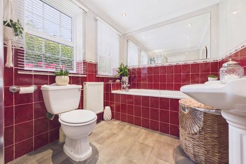 3 bedroom end of terrace house for sale, Cross Street, Farnborough, Hampshire, GU14