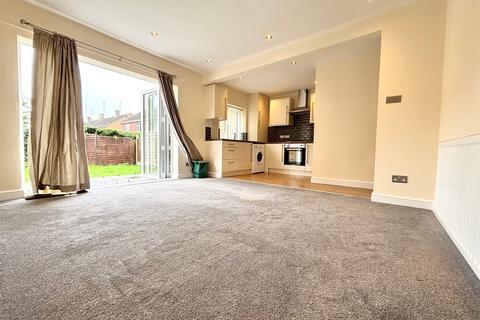 4 bedroom semi-detached house to rent, Edmondscote Road, Leamington Spa, CV32