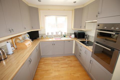 2 bedroom bungalow for sale, Frinton Road, Holland on Sea, CO15