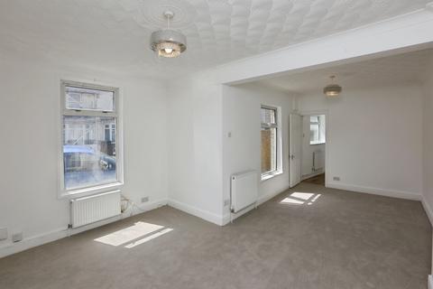 3 bedroom end of terrace house for sale, Woodstock Road, Gosport