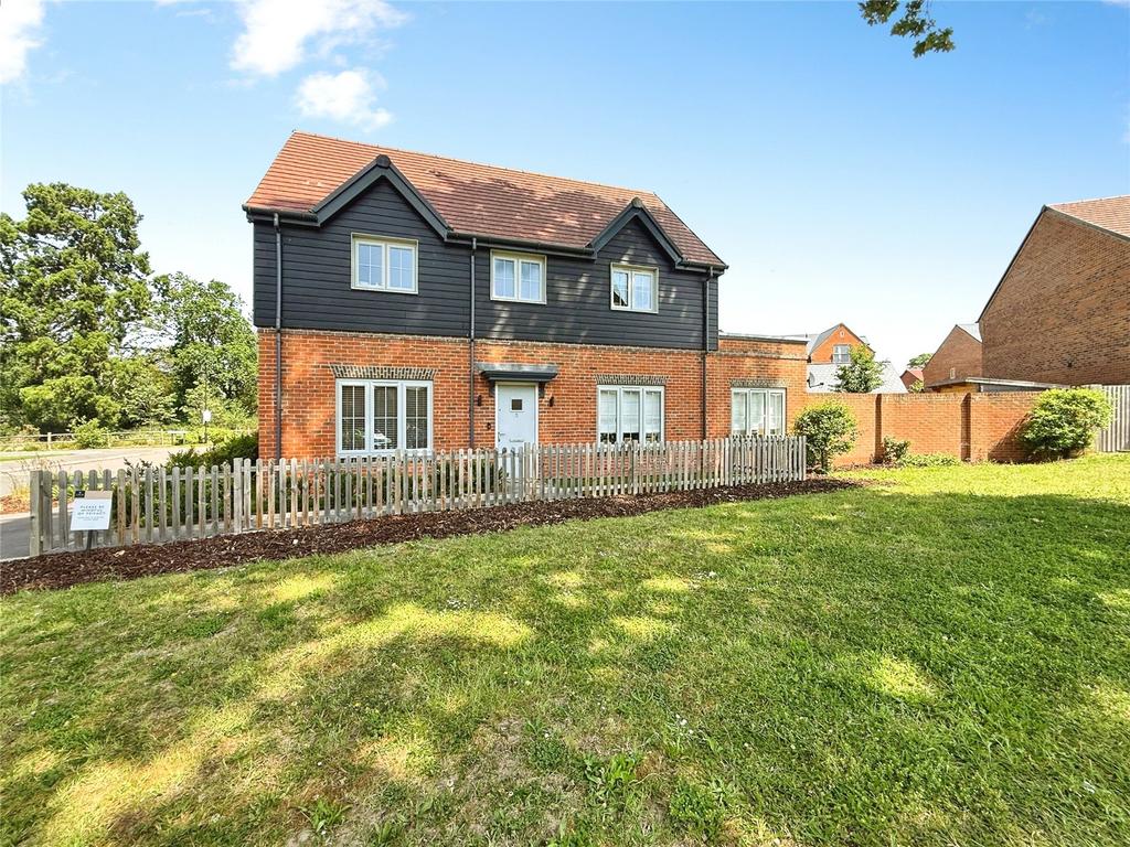 3 bedroom detached house for sale in Camberley on OnTheMarket 3 bedroom detached house for sale in Camberley on OnTheMarket