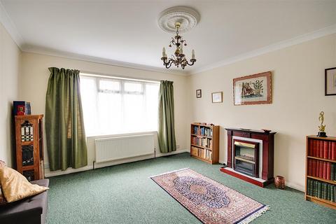 4 bedroom semi-detached house for sale, Upper Brighton Road, Broadwater, Worthing, West Sussex, BN14 9HR