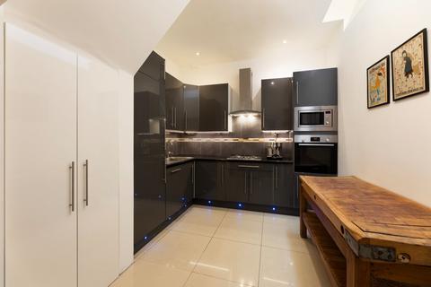 4 bedroom mews to rent, Gloucester Mews, Bayswater, London, W2